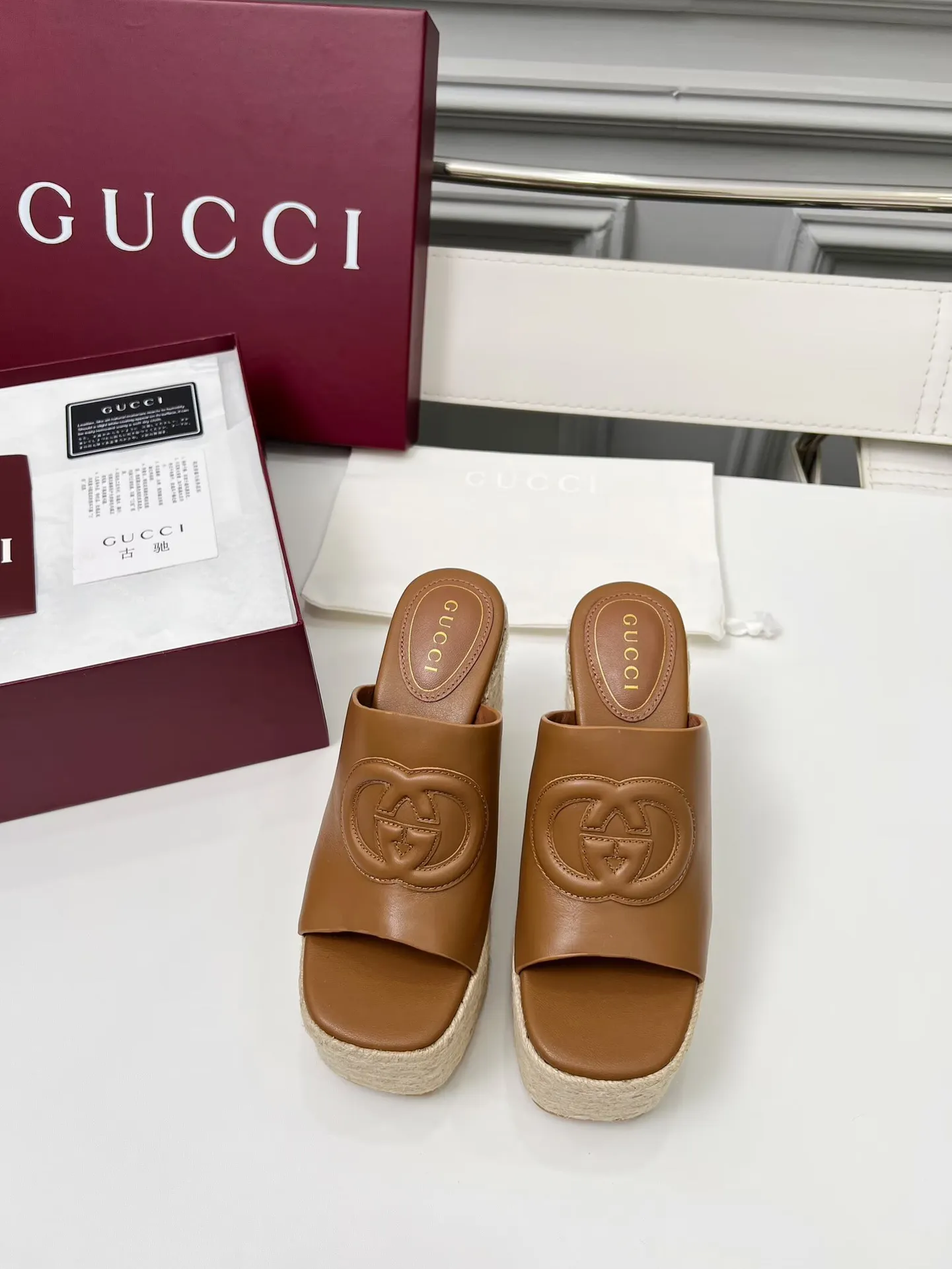 👟👟Ex-factory price 460👟👟 Gucci’s new slippers, fashionable, high-end and full of personality✅ Very stable, comfortable and durable for daily use, convenient and unique for daily matching, a must-have classic for summer, the upper is made of GUCCI brand stitching Fabric: cowhide Lining/feet: sheepskin Platform height: 11cm Color: black, white, brown, burgundy, pink Code number: 35-42 (41 and 42 need to be customized) Packaging: Comes with cloth bag and card.